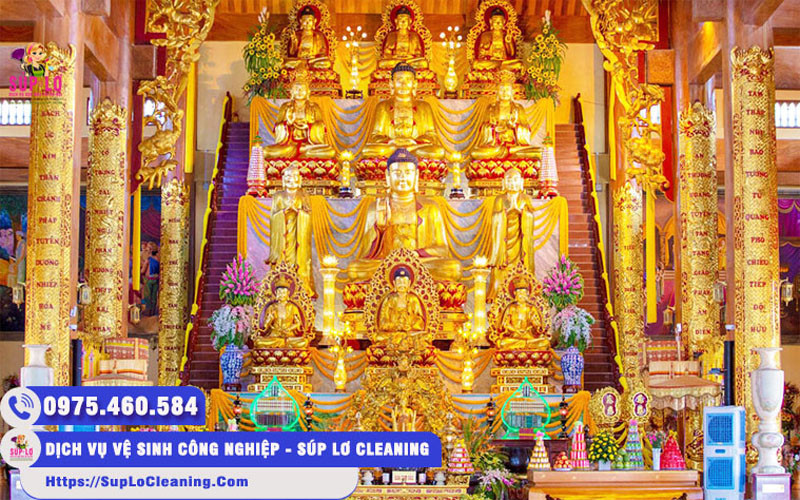 Người Phật tử thành tâm văn khấn lễ Phật tại chùa trước Ban Tam Bảo linh thiêng