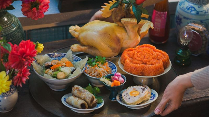 Người phụ nữ thành kính dâng hương trong ngày Rằm tháng 5
