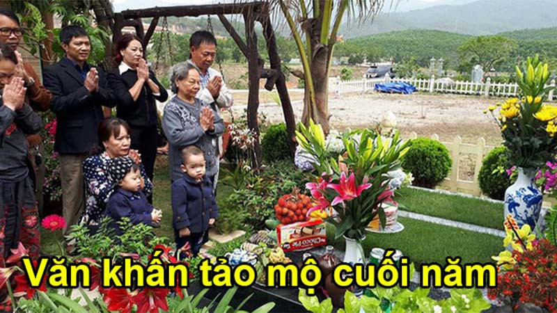 Người thân đọc văn khấn tảo mộ cuối năm trước mộ phần tổ tiên