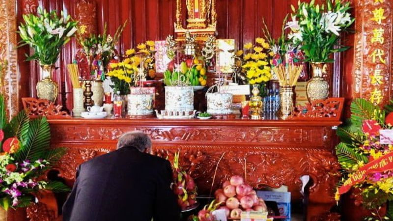 Người thân quây quần bên bàn thờ cúng chiều 30 Tết