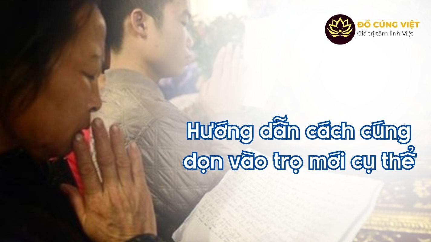 Người thuê nhà đang thực hiện nghi thức khấn cúng phòng trọ mới theo hướng dẫn