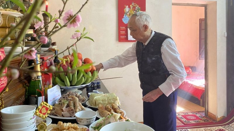 Tay dâng nén hương thành kính trong lễ văn khấn Rằm tháng 5