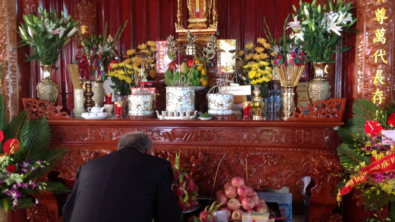 Thành tâm đọc văn khấn bao sái bát hương và xin tỉa chân nhang để duy trì sự thanh tịnh và linh thiêng của bát hương