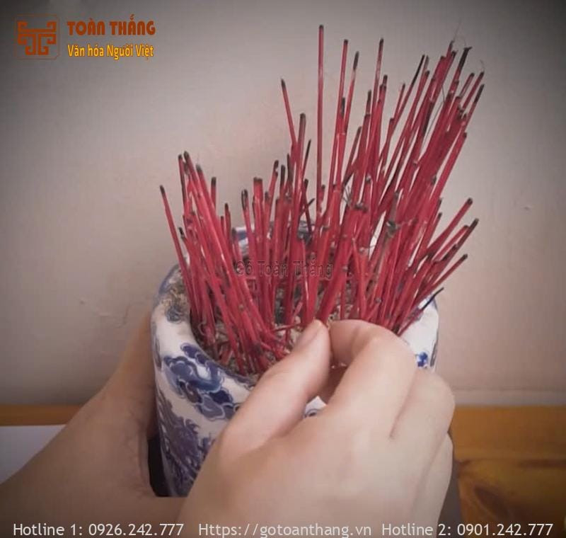 Thời điểm tỉa chân nhang bát hương rất quan trọng đối với gia đình