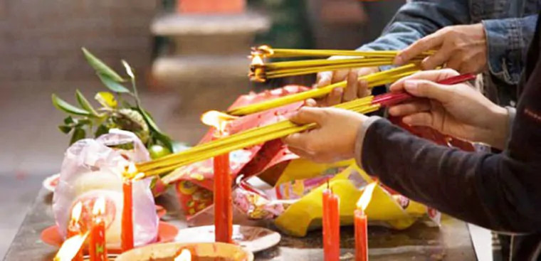 Thực hiện nghi lễ cúng xe máy mới mua để cầu bình an
