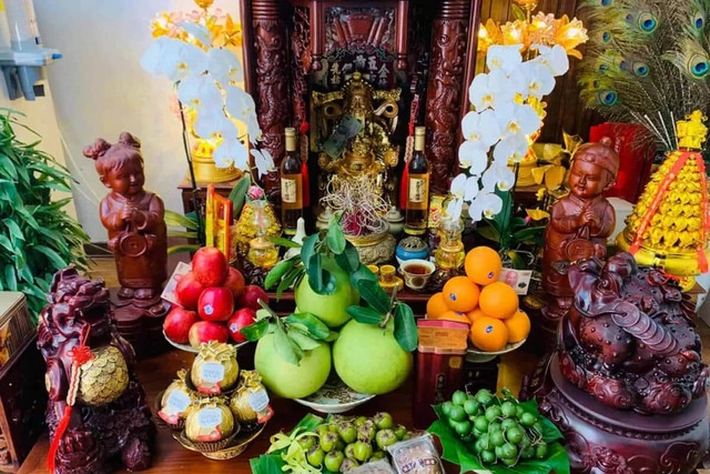 Thực hiện nghi lễ tỉa chân nhang bàn Thần Tài
