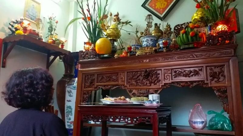 Tín chủ thành tâm thực hiện văn khấn nôm tại nhà vào các dịp lễ tết