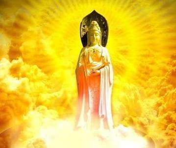 Tượng Phật uy nghiêm trong chánh điện, nơi thực hiện văn khấn đi chùa đầu năm
