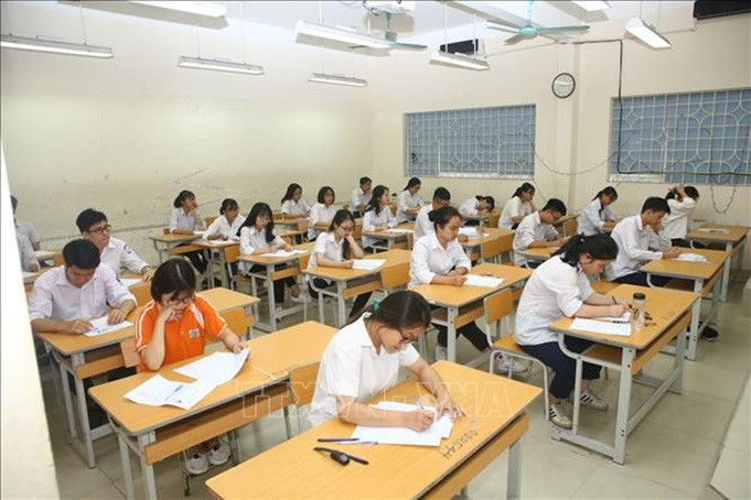 Văn khấn cầu thi cử đỗ đạt tại đền với mâm lễ vật dâng cúng