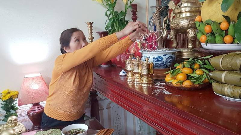 Văn khấn sáng mùng 1 tết cúng gia tiên