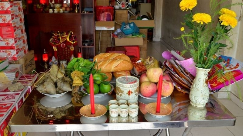 Văn khấn Tết Đoan Ngọ theo văn khấn cổ truyền Việt Nam, thể hiện lòng thành kính đối với tổ tiên và thần linh