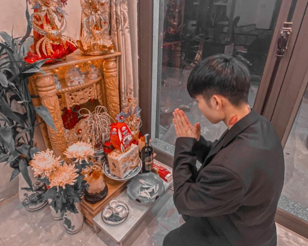 Văn khấn xin phép bao sái bàn thờ Thần Tài