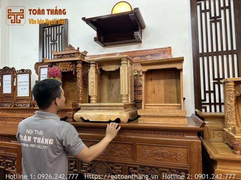 Vệ sinh bàn thờ sạch sẽ trước khi văn khấn Thần Tài Thổ Địa ngày rằm