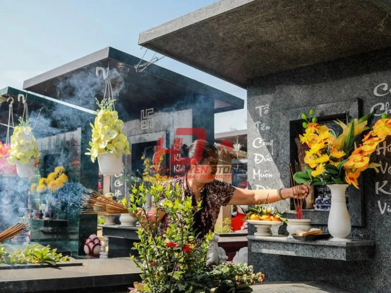 Ý nghĩa sâu sắc của văn khấn lễ tạ thần linh ngoài mộ và lòng thành kính tổ tiên