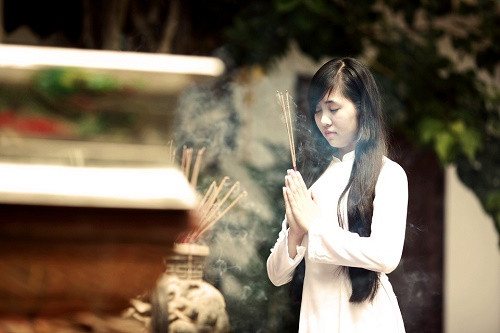 Ý nghĩa việc dâng hương cúng bái
