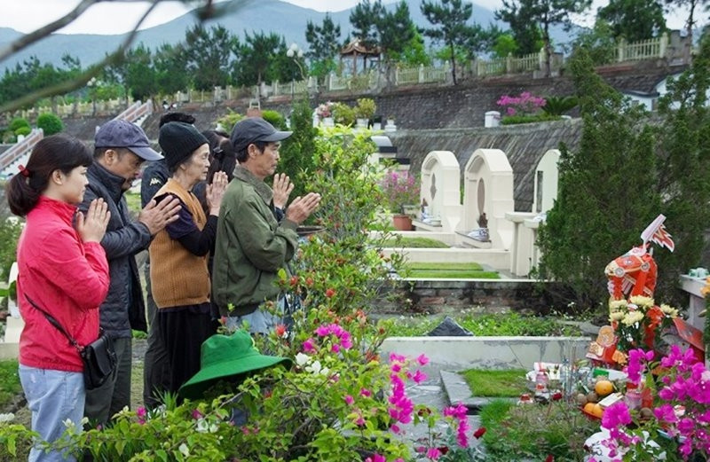 Ý nghĩa việc thắp hương ngoài mộ