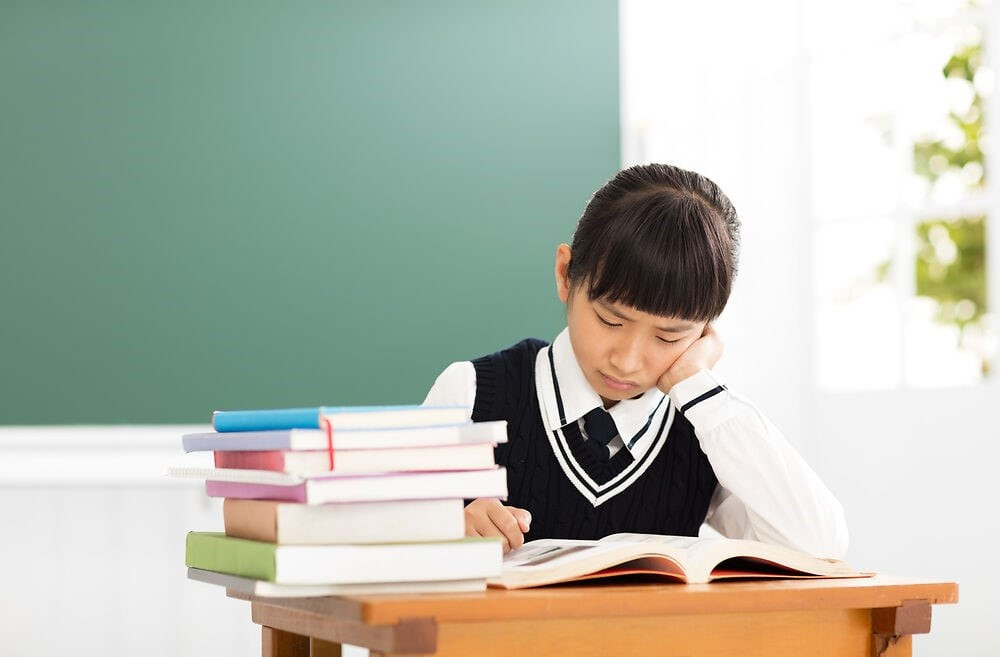 Alt text: Người mẹ và người con gái tuổi dậy thì ngồi cạnh nhau, người mẹ nhẹ nhàng đặt tay lên vai con, thể hiện sự lắng nghe và thấu hiểu khi con đang có những căng thẳng.