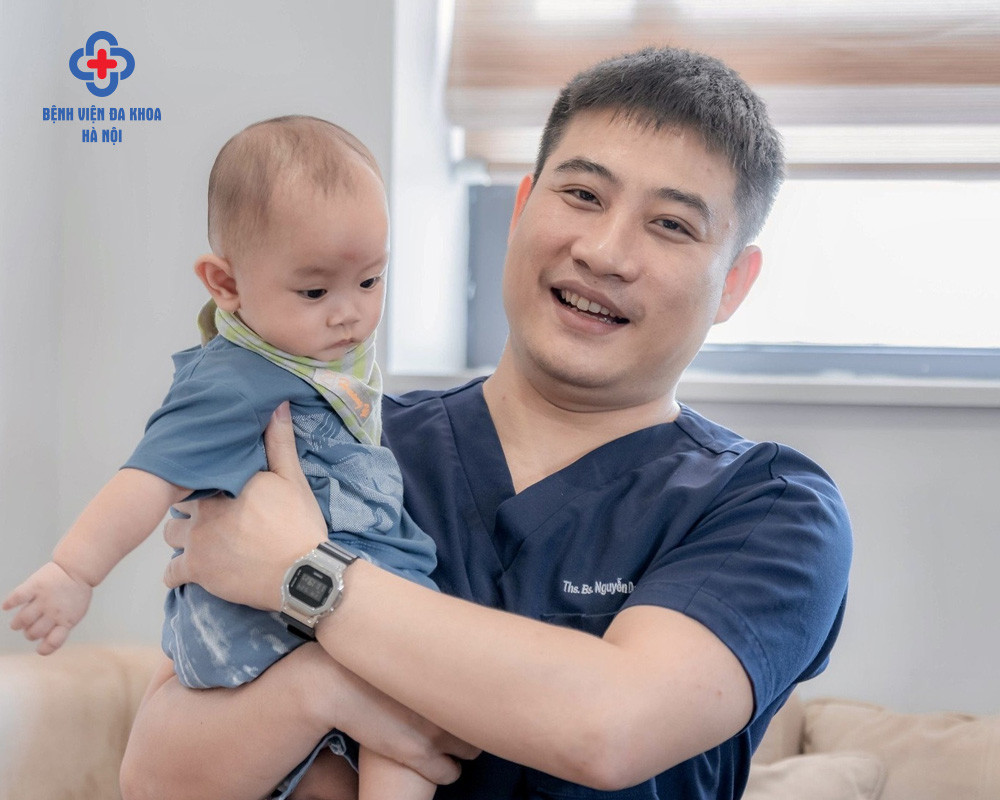 Bác sĩ hỗ trợ sinh con