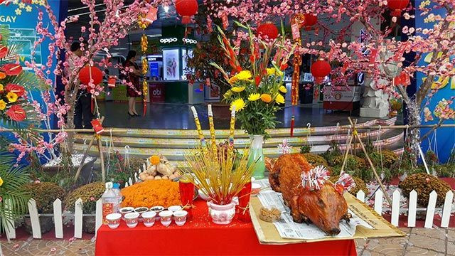 bàn cúng lễ đầu năm được sắp đặt cẩn thận, chuẩn bị cho nghi thức