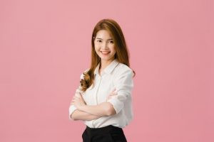 Bàn tay cầm nén hương, tượng trưng cho nghi lễ tâm linh và phong thủy của người sinh năm 2016 mệnh gì