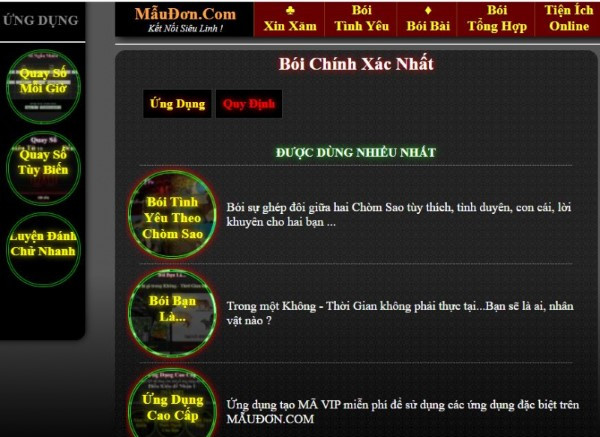 Bàn tay đang cầm lá bài Tarot, biểu trưng cho các phương pháp bói toán đa dạng trên trang xem tử vi