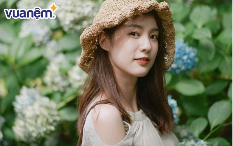 Bàn tay đang ghi chép, tượng trưng cho việc phân tích tên Khánh Vy thuộc mệnh gì và các yếu tố phong thủy