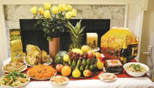 bàn thờ cúng đầu năm với mâm lễ vật đầy đủ, thể hiện lòng thành kính