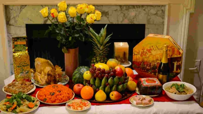 Bàn thờ cúng giao thừa ngoài trời với mâm lễ vật truyền thống.