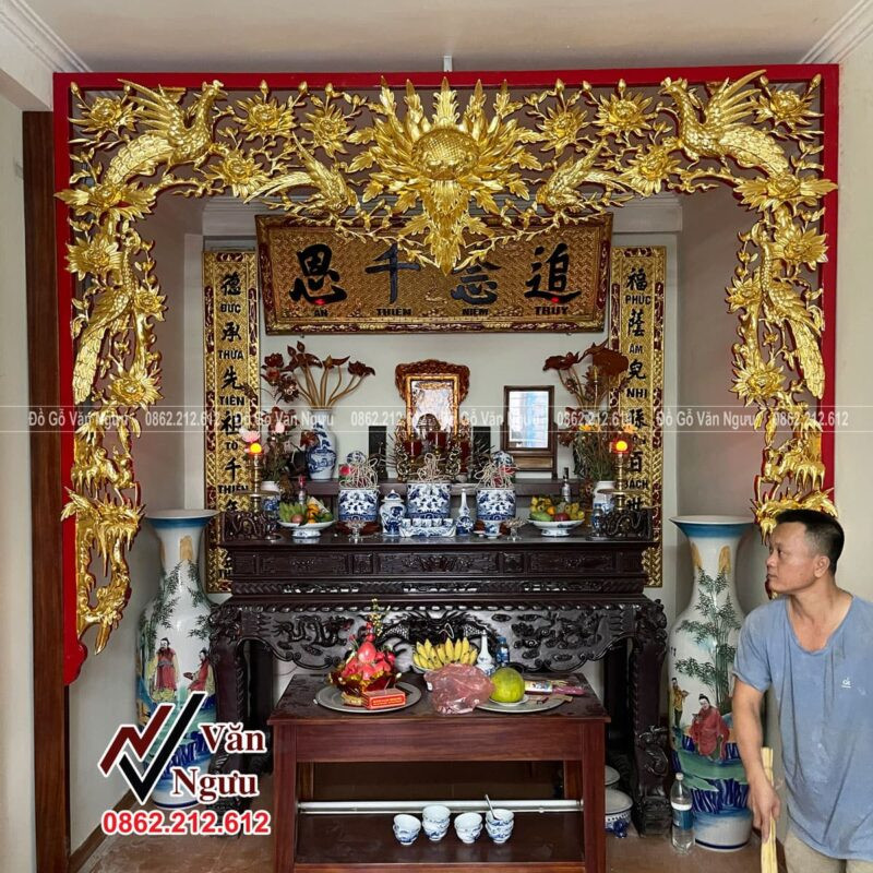 Bàn thờ gia tiên bằng gỗ đẹp, là nơi thực hiện lễ cúng thay bàn thờ mới linh thiêng