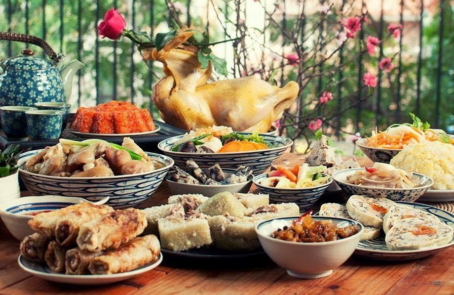 Bàn thờ gia tiên được bài trí trang nghiêm với mâm lễ cúng rằm tháng giêng