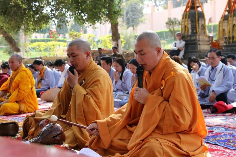 Bàn thờ Phật trang nghiêm với hoa, nến và hương, tượng trưng cho lợi ích tụng kinh và giờ tụng kinh tốt nhất.
