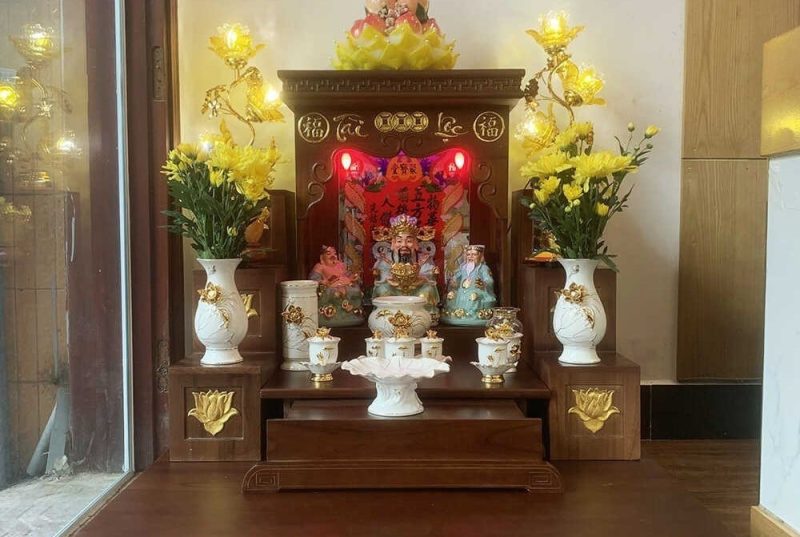 Bàn thờ Thần Tài cho tuổi Giáp Tuất 1994 đặt đúng hướng để thu hút tài lộc