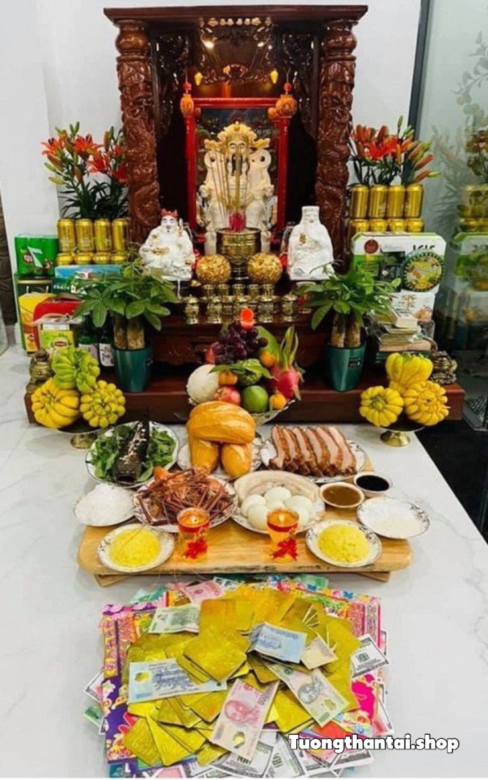 Ban thờ Thần Tài được chuẩn bị cúng mùng 10 với hương hoa và các vật phẩm thờ cúng