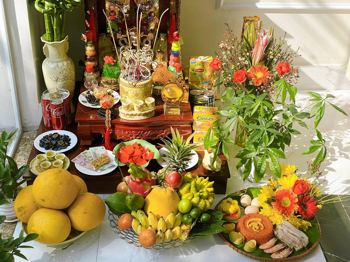 Bàn thờ Thần Tài sạch sẽ, tinh tươm, chuẩn bị đón tài lộc trong giờ cúng Thần Tài tốt