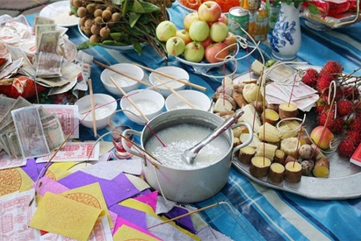 Bát cháo trắng và hương nhang trên mâm lễ cúng cô hồn