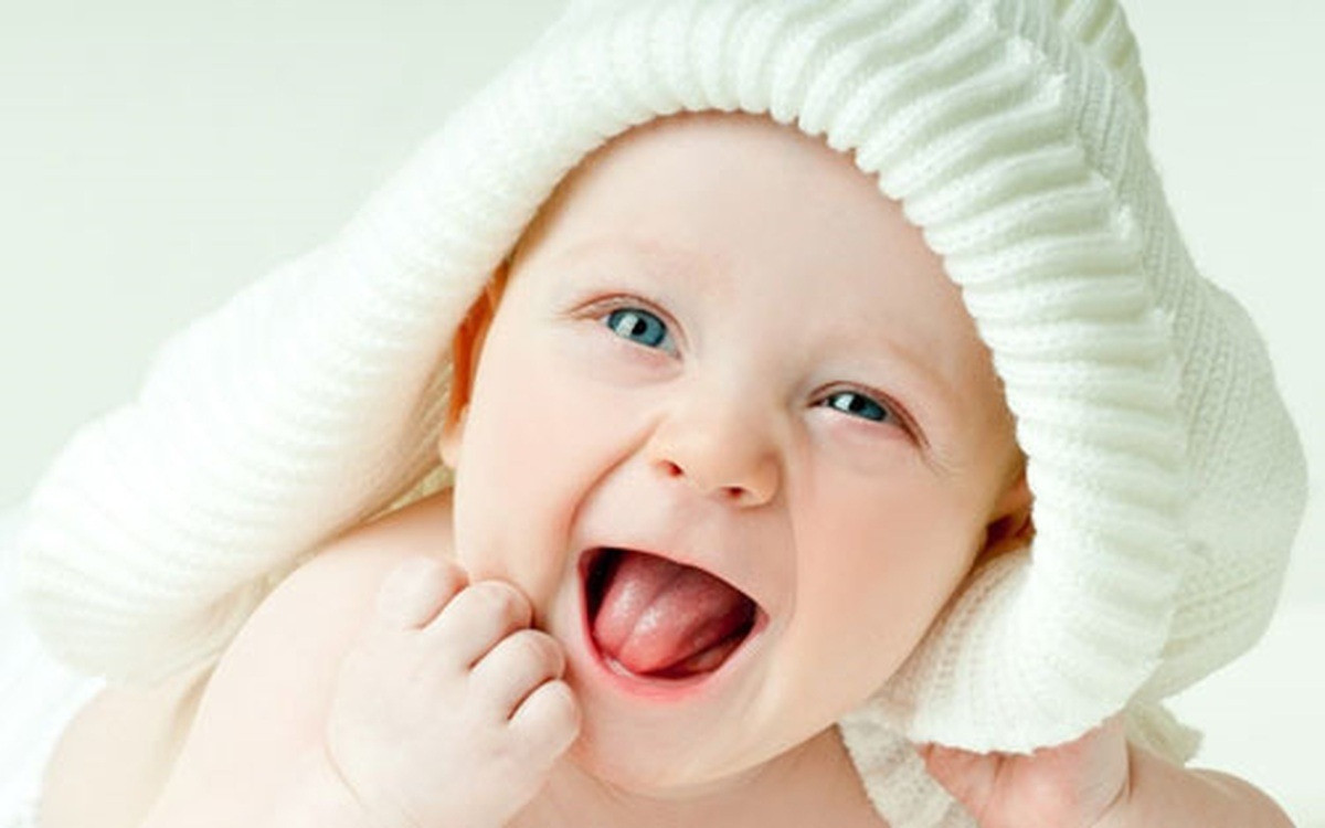 Bé vui vẻ nhận lì xì mừng tuổi trong ngày lễ cúng thôi nôi, tượng trưng cho may mắn