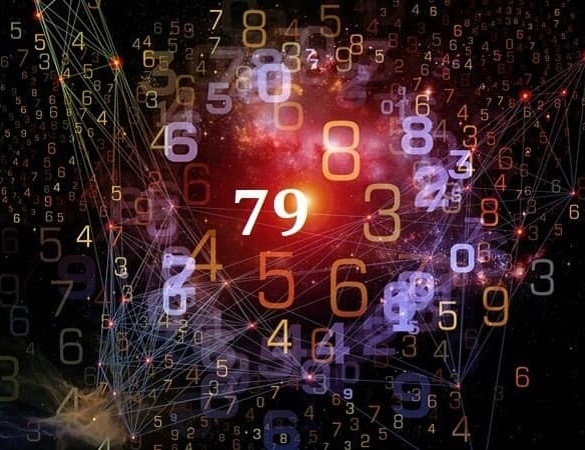Biểu tượng số 79 vàng trên nền đỏ cùng đồng xu may mắn
