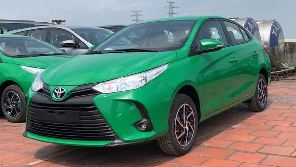 Bình hoa sen màu xanh lá cây đặt trên bàn thờ, tượng trưng cho sự sống