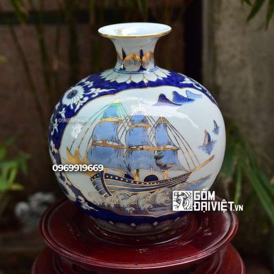 Bình hút tài lộc Thuận buồm xuôi gió Nhị Cảnh men lam vẽ vàng 30cm, biểu tượng cho sự khởi đầu hanh thông và tài lộc dồi dào cho người tuổi Mùi