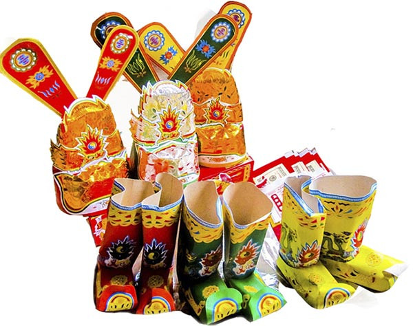 Bộ đồ mã cúng ông Công ông Táo gồm mũ, áo, hài và cá chép giấy