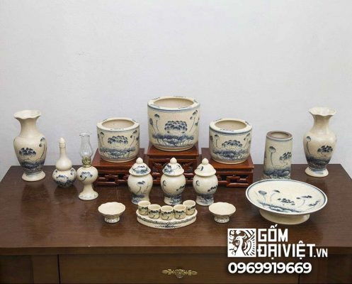 Bộ đồ thờ men rạn giả cổ vẽ sen thờ Phật Bát Tràng, mang ý nghĩa bình an, thanh tịnh cho không gian thờ cúng khi tuổi Mùi khai trương