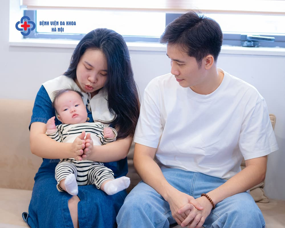 Bố mẹ chụp cùng em bé sơ sinh