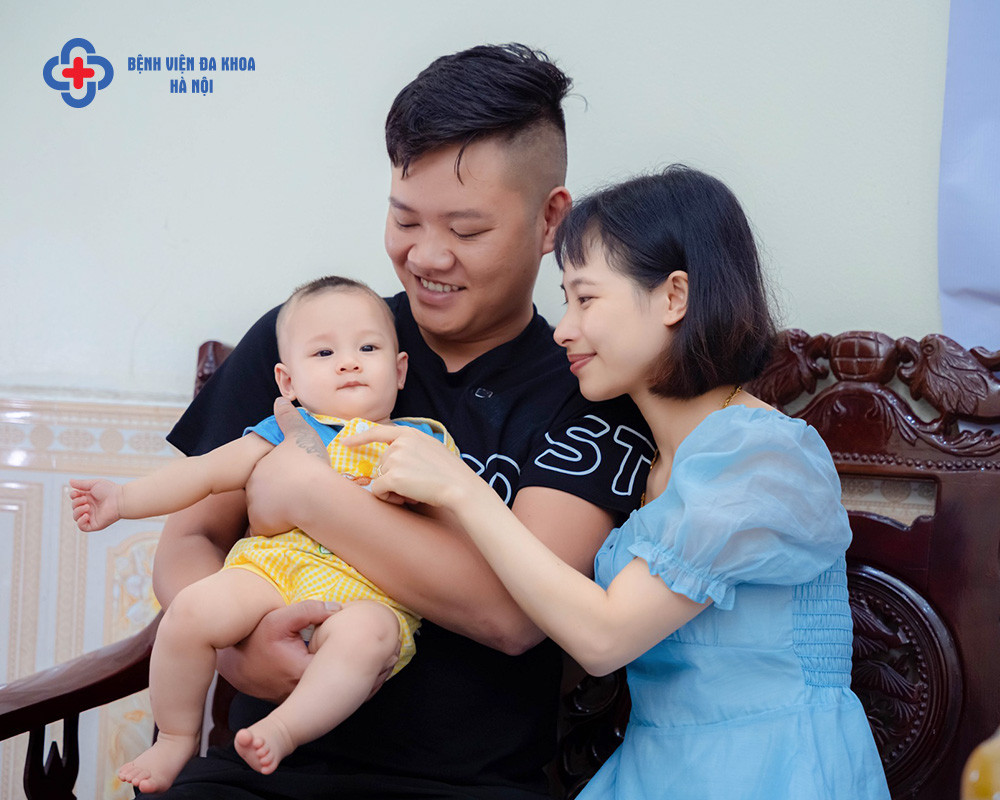 Bố mẹ trẻ đang tìm hiểu tử vi cho con sinh năm 2026