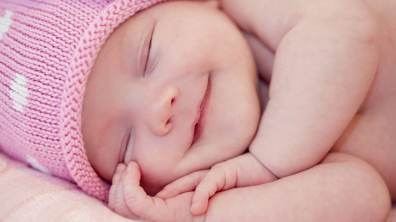 Bức tượng nhỏ về gia đình, biểu tượng cho sự hòa hợp và lựa chọn tên phù hợp trong gia đình