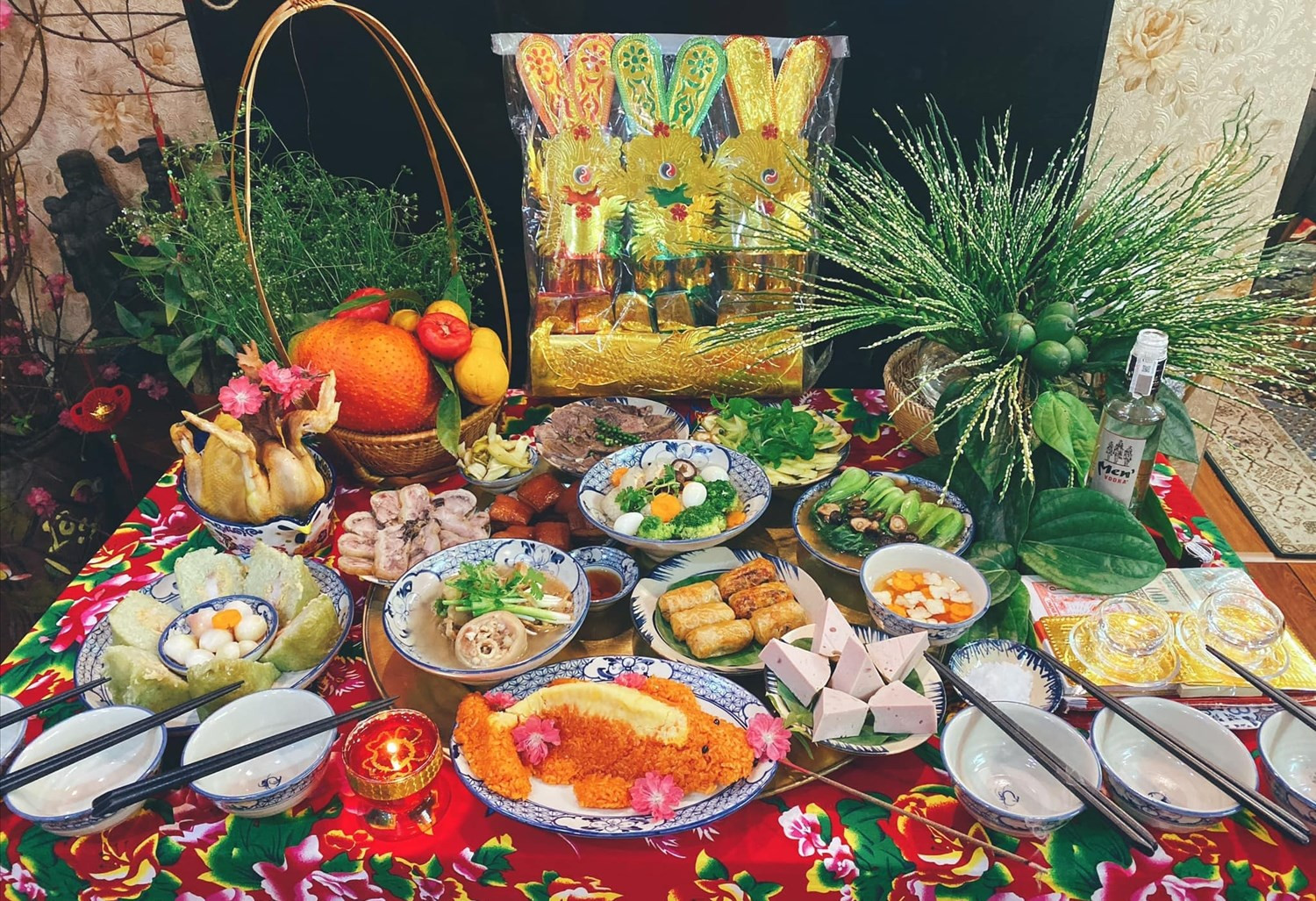 Cá chép và vàng mã là lễ vật không thể thiếu khi sắm lễ cúng ông táo.