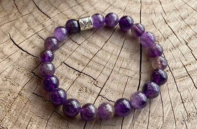 Các khối đá Amethyst được đặt cạnh giường ngủ, mang lại giấc ngủ ngon và năng lượng tích cực