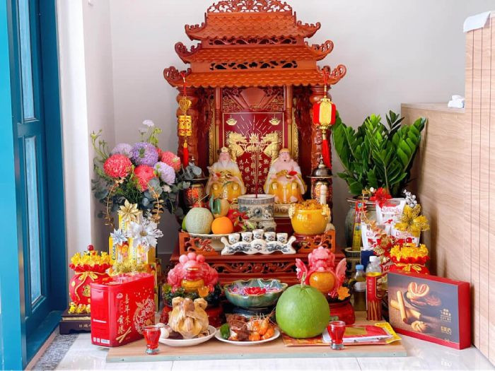 Các lễ vật đa dạng trên bàn thờ Thần Tài Thổ Địa trong ngày rằm, bao gồm đồ chay và đồ mặn
