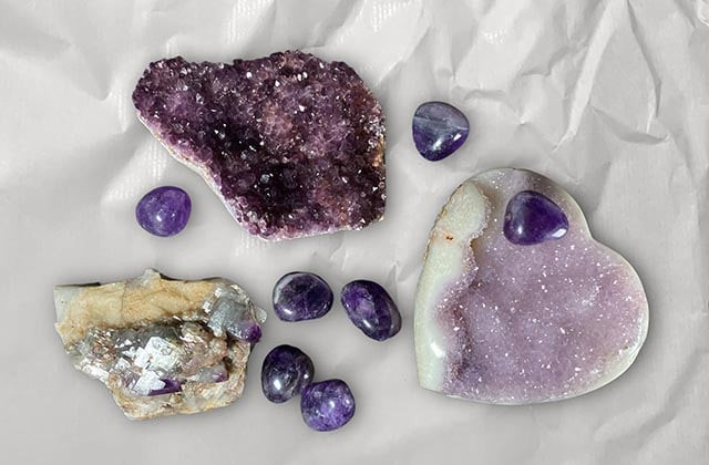 Các mẫu đá Amethyst được nghiên cứu trong phòng thí nghiệm, thể hiện cấu trúc SiO2