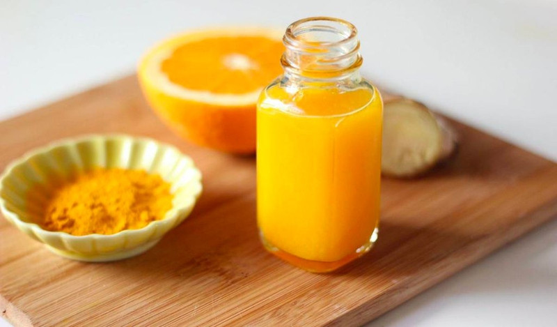 Các thành phần nghệ tươi nguyên củ và nước nghệ, minh họa cách dùng nghệ tươi đúng lúc để đạt hiệu quả sức khỏe tối ưu
