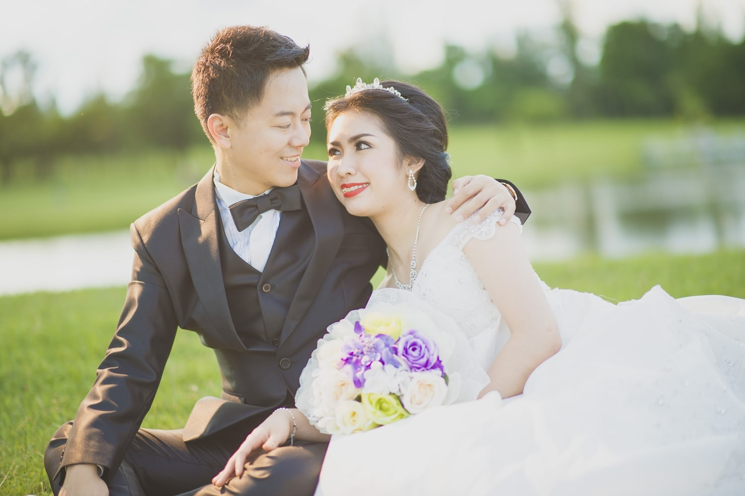 Cặp đôi hạnh phúc trong ngày cưới, biểu thị sự hòa hợp trong hôn nhân của người tuổi Tân Mùi